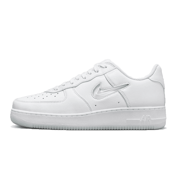 Elegante Nike Air Force 1 Low '07 Retro Color of the Month Jewel Swoosh Triple White sneakers tegen een effen groene achtergrond.