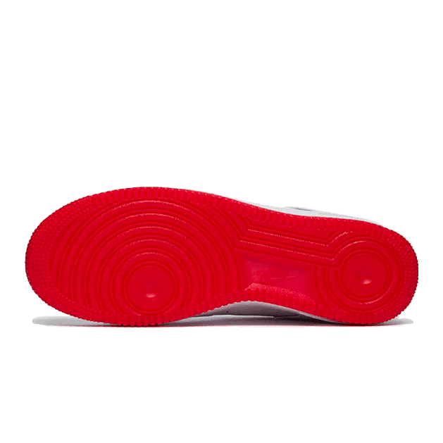 Rode Nike Air Force 1 Low '07 Retro Color of the Month Jewel Swoosh sneakers op een groen oppervlak