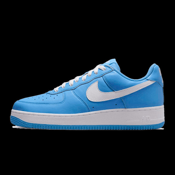 Blauwe Nike Air Force 1 Low '07 Retro sneakers met kleurrijke accenten in het beeld.