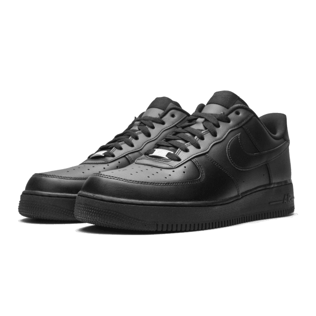 Zwarte Nike Air Force 1 Low '07 sneakers op groene achtergrond