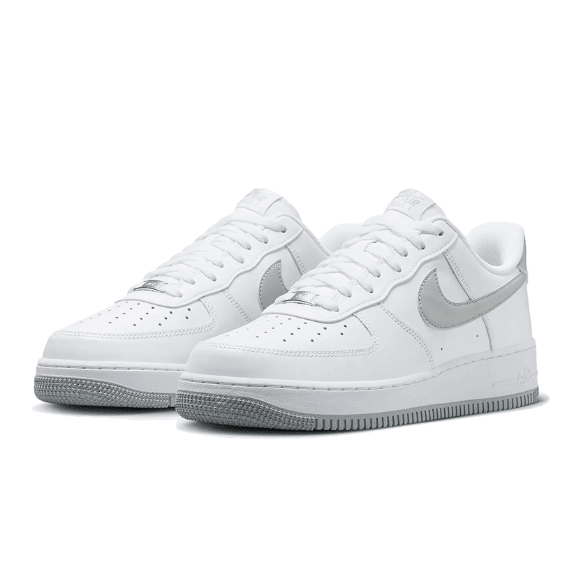 Klassieke witte Nike Air Force 1 Low '07 sneakers met lichtgrijze accenten.