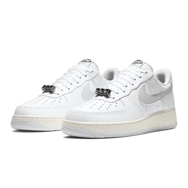 Witte Nike Air Force 1 Low sneakers op een groene achtergrond