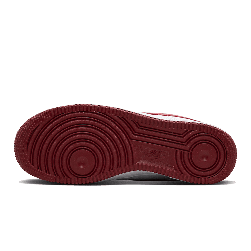 Nike Air Force 1 Low Adobe - stevige, geprofileerde rubber zool in rode tinten met karakteristiek retro sneakerdesign.