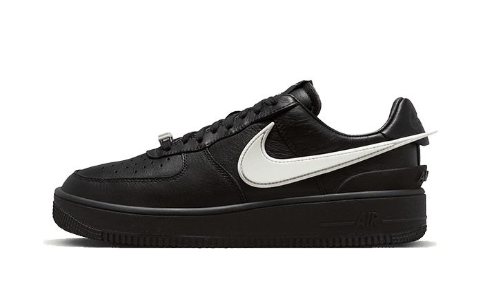 Elegante Nike Air Force 1 Low Ambush sneakers in modern zwart-wit design, zichtbaar tegen een effen groene achtergrond.