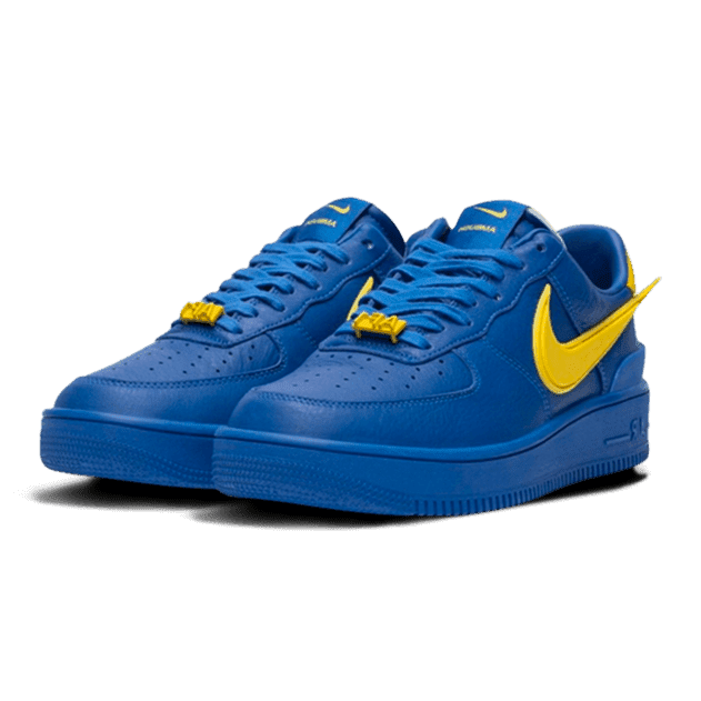 Donkerblauwe Nike Air Force 1 Low Ambush sneakers met gele accenten tegen een groene achtergrond.