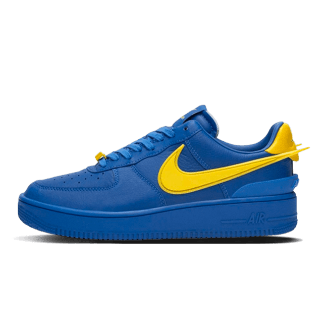 Blauwe Nike Air Force 1 Low Ambush sneakers met gele accenten