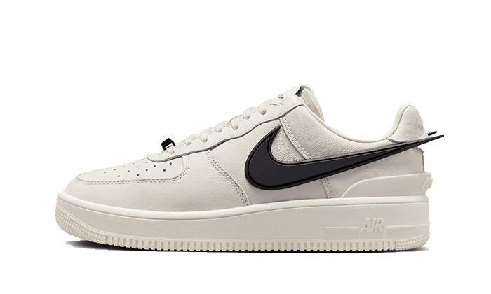 Elegante Nike Air Force 1 Low Ambush Phantom sneakers op effen groene achtergrond
