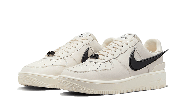 Elegante Nike Air Force 1 Low Ambush Phantom sneakers op witte achtergrond
