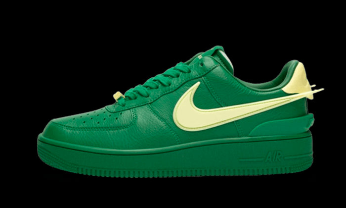Nike Air Force 1 Low Ambush Pine Green sneakers met een opvallend groen bovenwerk en gele accenten