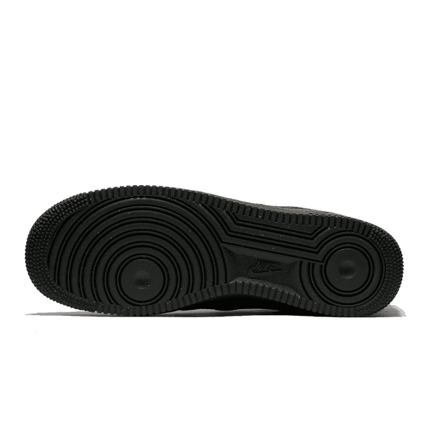 Zwarte Nike Air Force 1 Low Billie Eilish Sequoia sneakers op een effen groene achtergrond