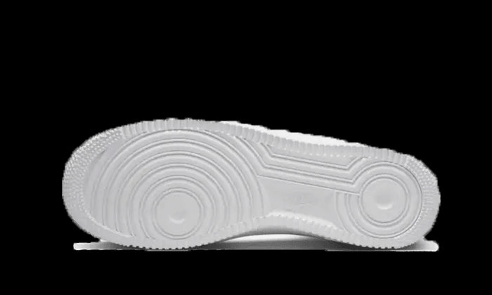 Witte Nike Air Force 1 Low Billie Eilish sneakers met een uniek, gelaagd zoolontwerp tegen een groene achtergrond
