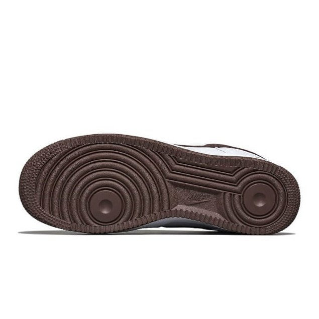 Donkerbruine sneakerzool van Nike Air Force 1 Low Color Of The Month Chocolate sneakers, zichtbaar in het productbeeld.