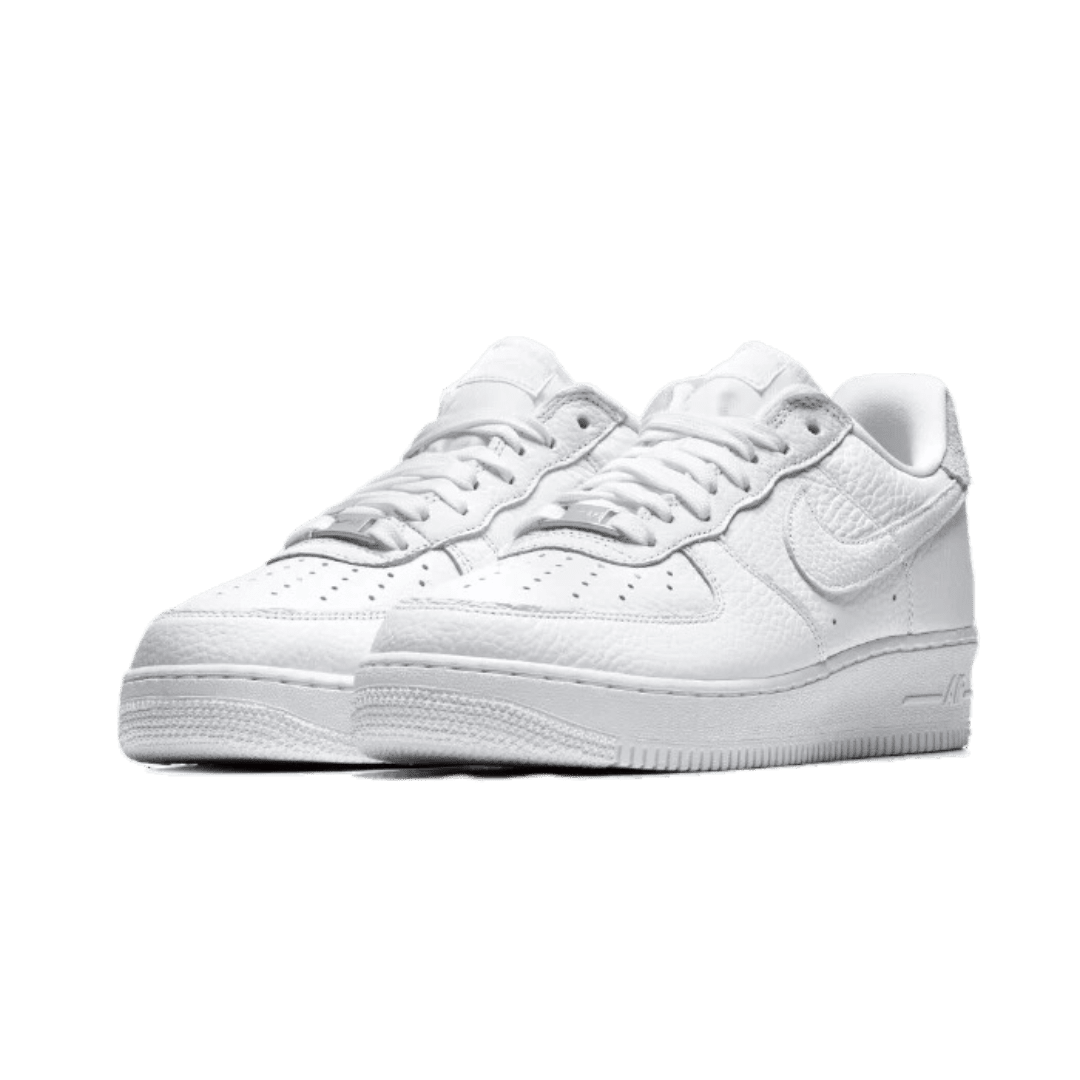 Witte Nike Air Force 1 Low Craft-sneakers op groene achtergrond
