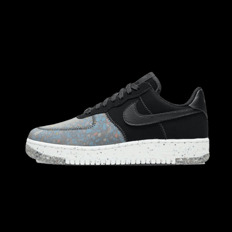 Zwarte Nike Air Force 1 Low Crater Foam sneakers met grijze details op een groene achtergrond