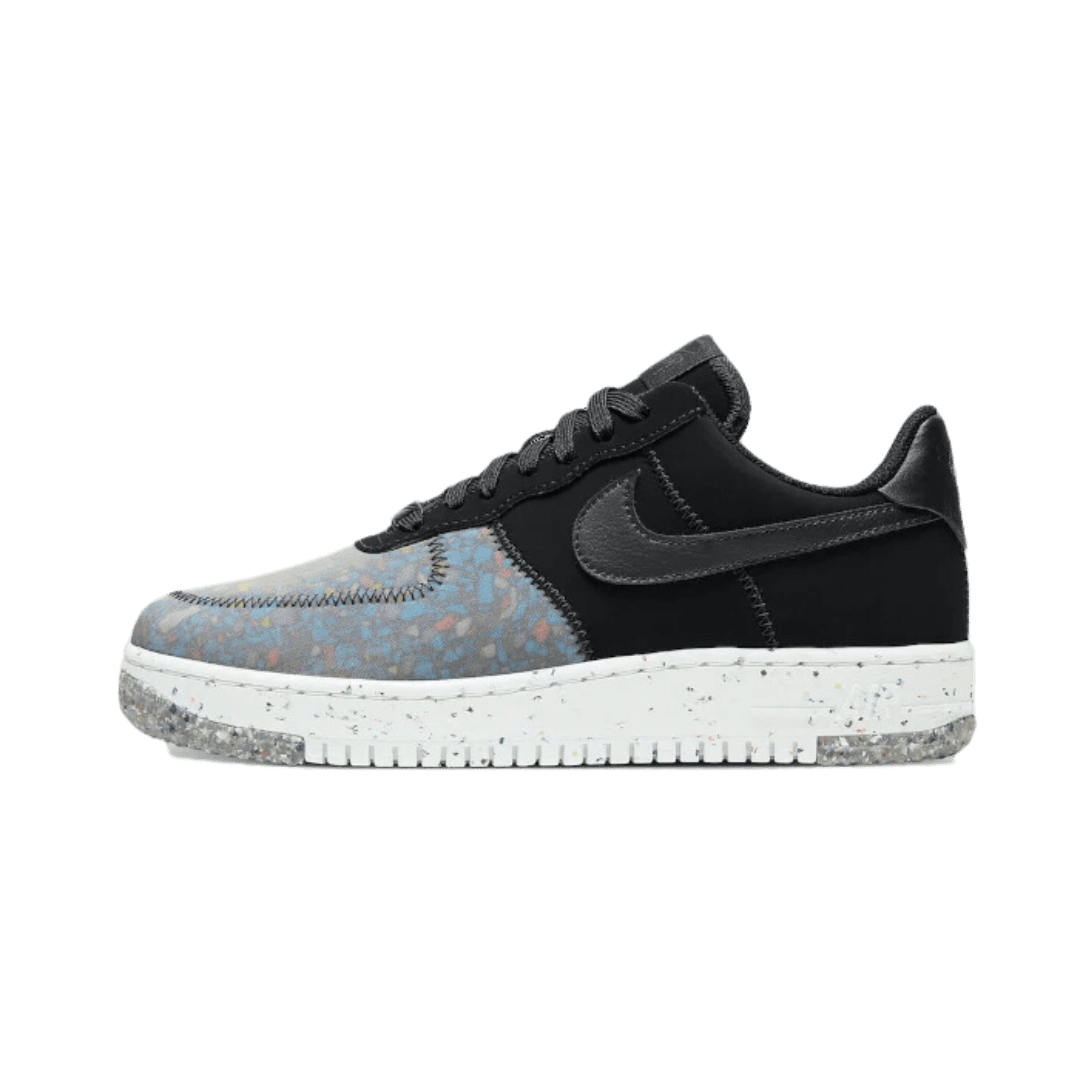Zwarte Nike Air Force 1 Low Crater Foam sneakers met grijze details op een groene achtergrond