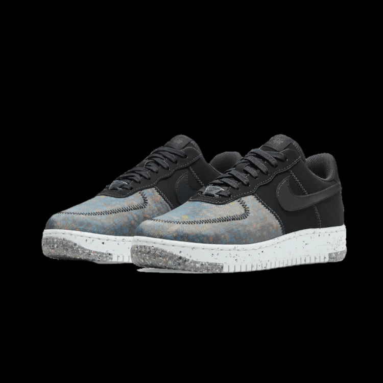 Zwarte Nike Air Force 1 Low Crater Foam sneakers met een grijze en witte kleuraccenten op een groene achtergrond.