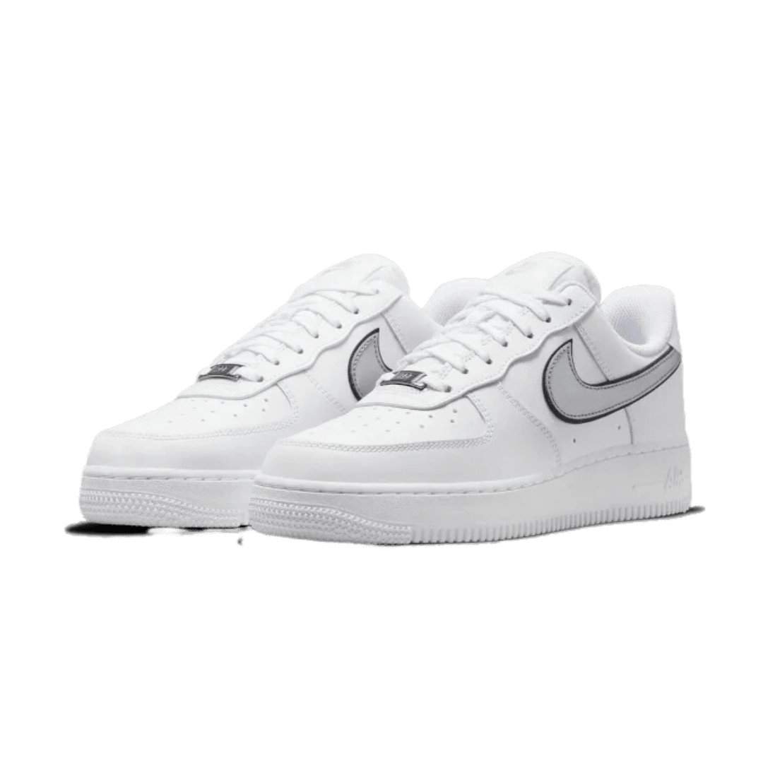 Witte Nike Air Force 1 Low Essential sneakers met zilveren details op een effen groene achtergrond