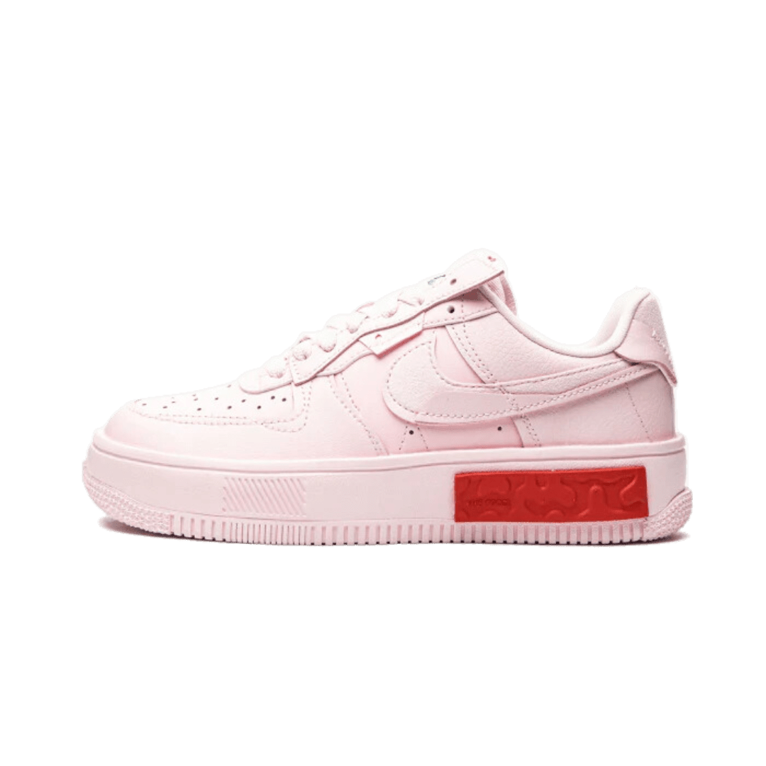 Roze Nike Air Force 1 Low Fontanka sneakers met een rode zool en detaillering