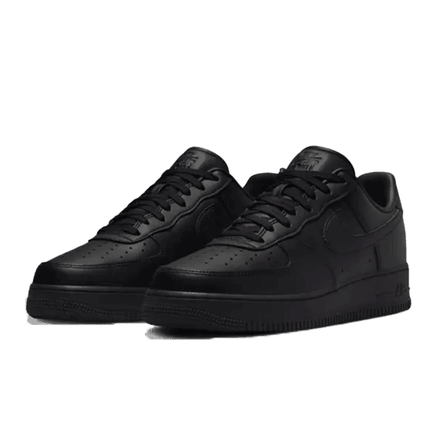Zwarte Nike Air Force 1 Low Fresh sneakers op een groene achtergrond.
