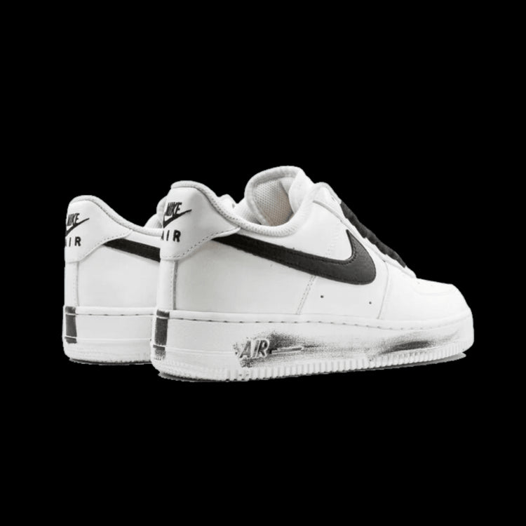 Witte Nike Air Force 1 Low G-Dragon Peaceminusone Para-Noise sneakers. Deze klassieke sneakers hebben een opvallend zwart-wit design met het kenmerkende Nike swoosh-logo.
