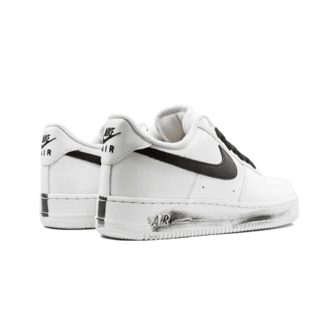 Witte Nike Air Force 1 Low G-Dragon Peaceminusone Para-Noise sneakers. Deze klassieke sneakers hebben een opvallend zwart-wit design met het kenmerkende Nike swoosh-logo.
