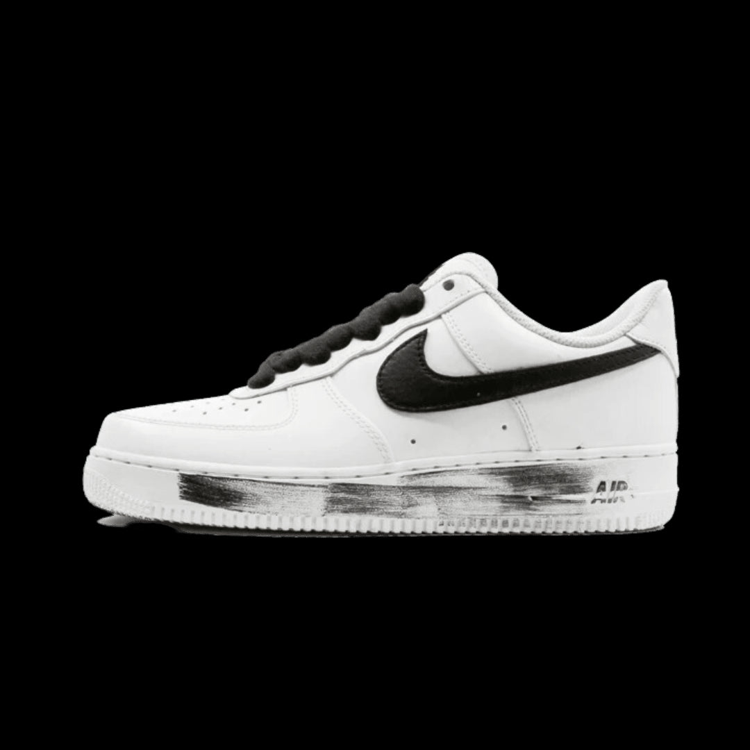 Witte Nike Air Force 1 Low G-Dragon Peaceminusone Para-Noise sneakers op effen achtergrond