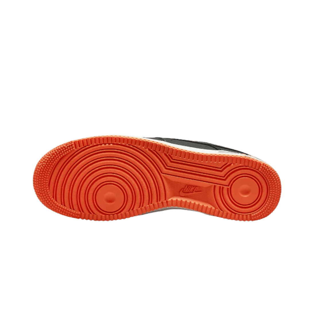 Oranje Nike Air Force 1 Low Halloween (2021) sneakers op een groene achtergrond