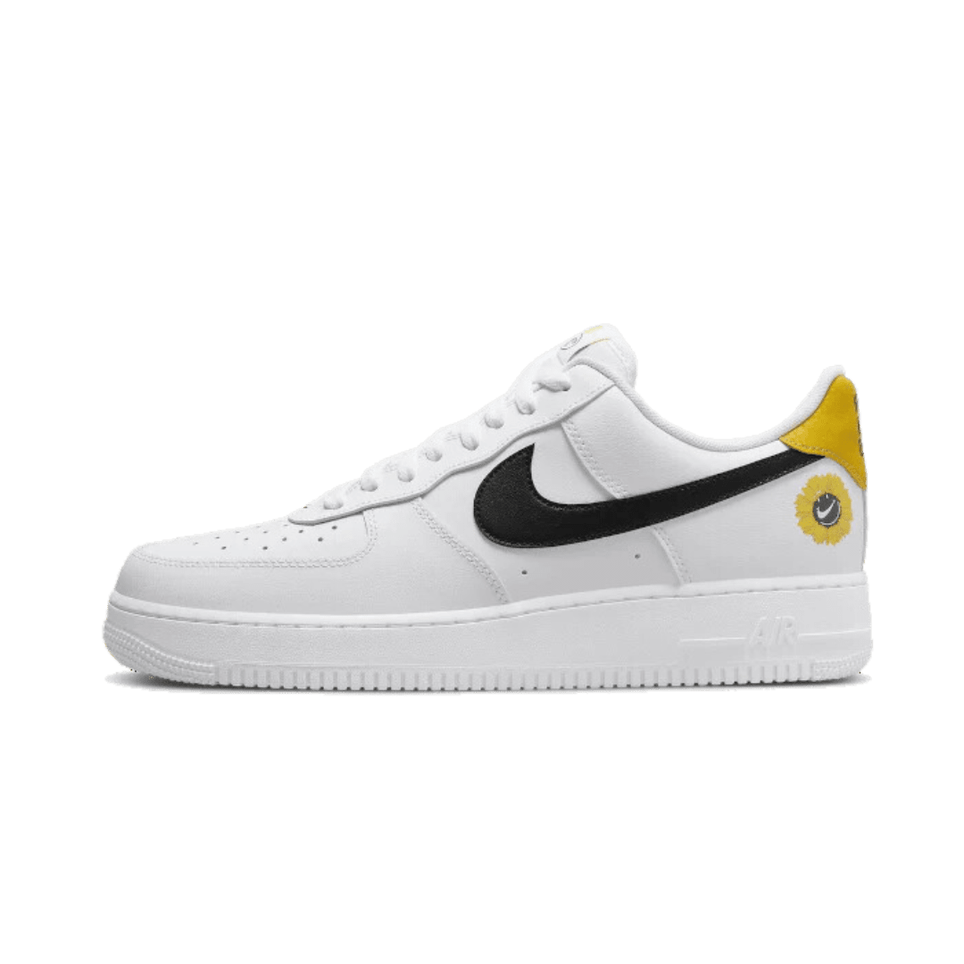 Witte Nike Air Force 1 Low sneakers met gouden en zwarte details