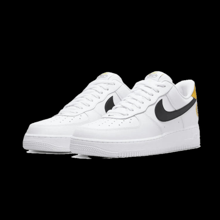 Witte Nike Air Force 1 Low sneakers met gouden accenten
