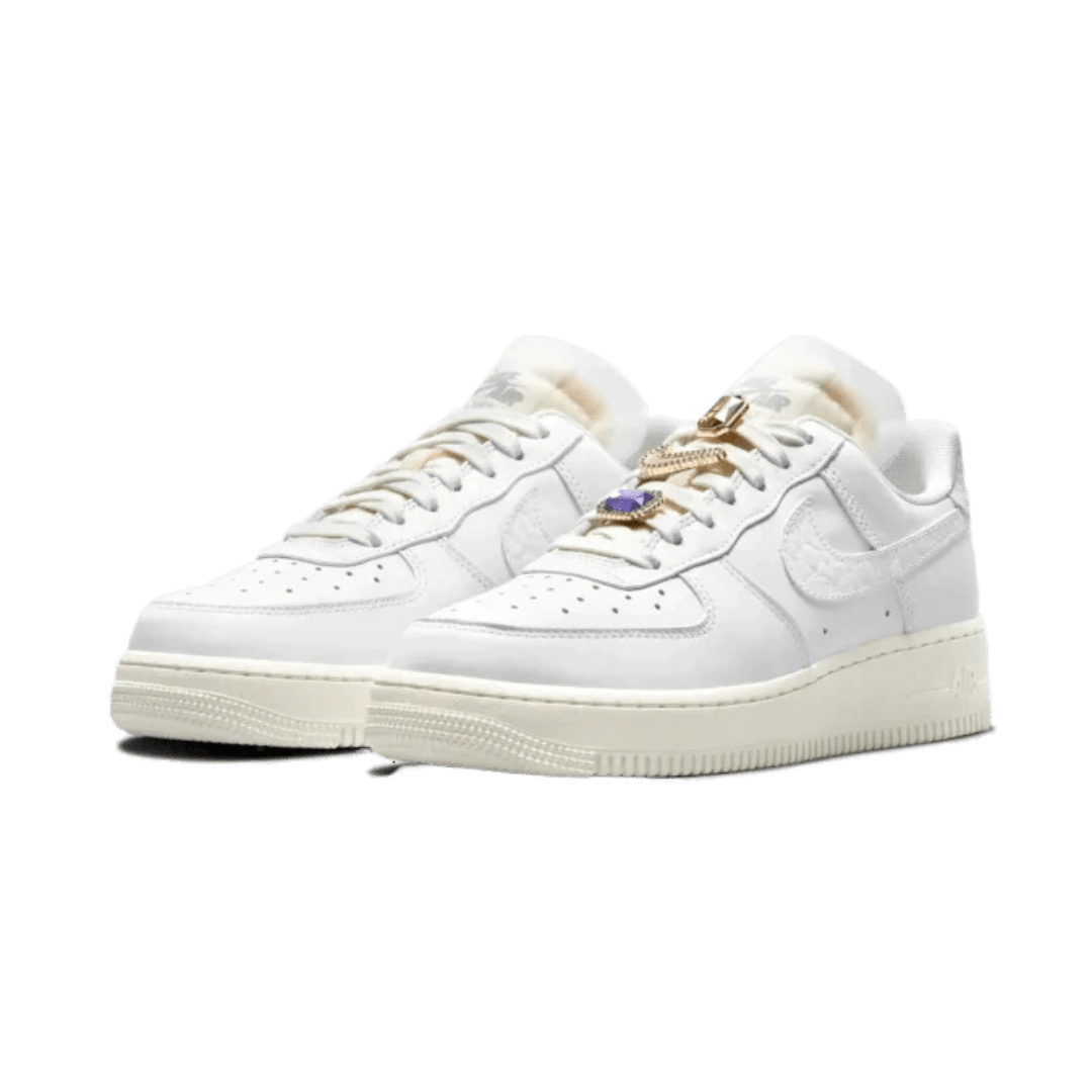 Witte Nike Air Force 1 Low Jewels sneakers op een groene achtergrond