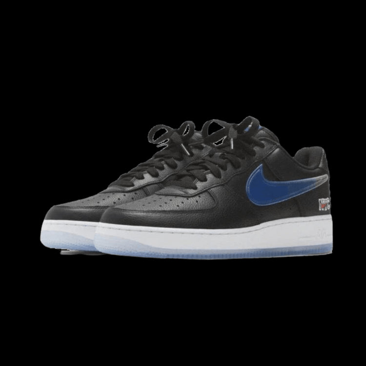 Zwarte en blauwe Nike Air Force 1 Low Kith Knicks Away sneakers op effen groene achtergrond