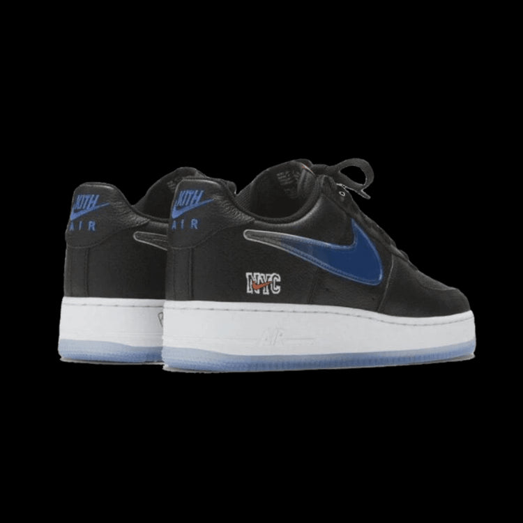 Zwarte Nike Air Force 1 Low Kith Knicks Away sneakers met blauwe accenten op een groene achtergrond