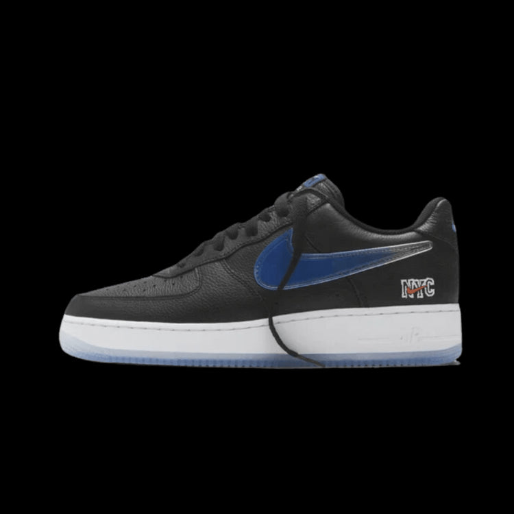 Zwartwitte Nike Air Force 1 Low Kith Knicks Away sneakers met blauwe accenten op een groene achtergrond