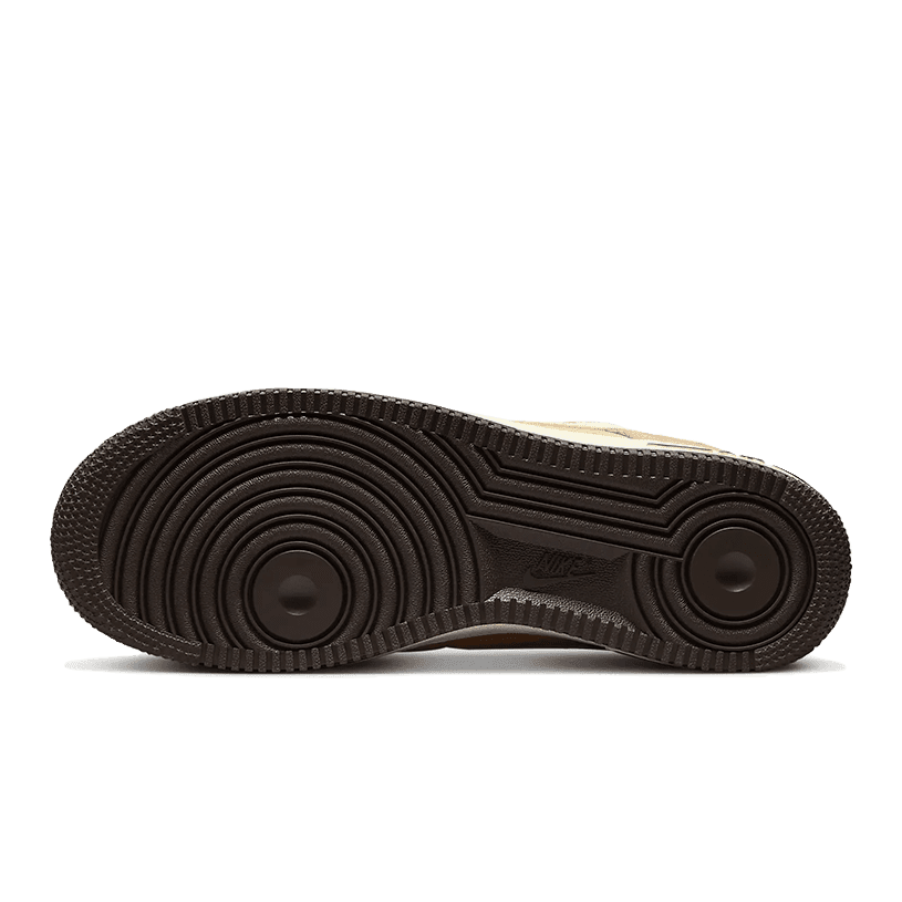 Nike Air Force 1 Low LV8 EMB Hemp Coconut Milk - Stoere, duurzame sneakers met een lichtgekleurde bovenkant en geribbelde zool.