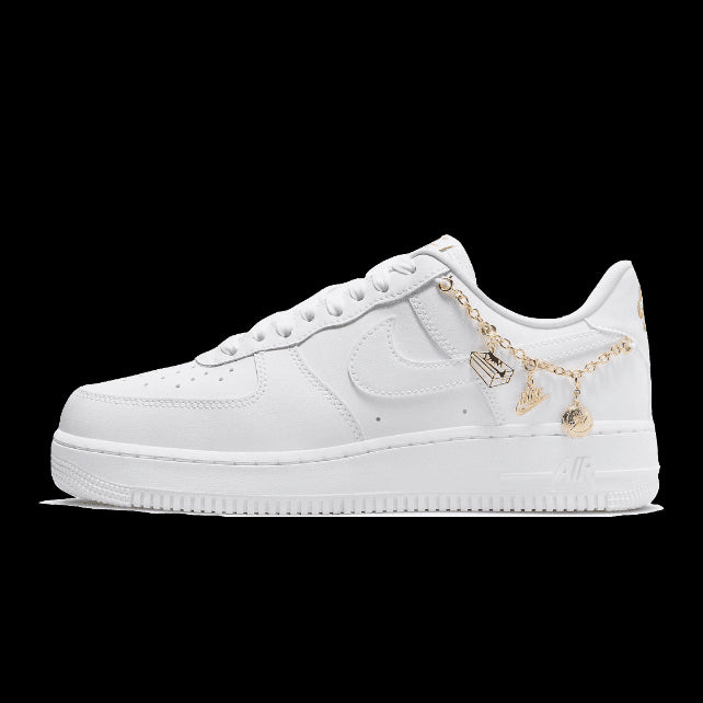 Witte Nike Air Force 1 Low LX Lucky Charms sneakers op groene achtergrond