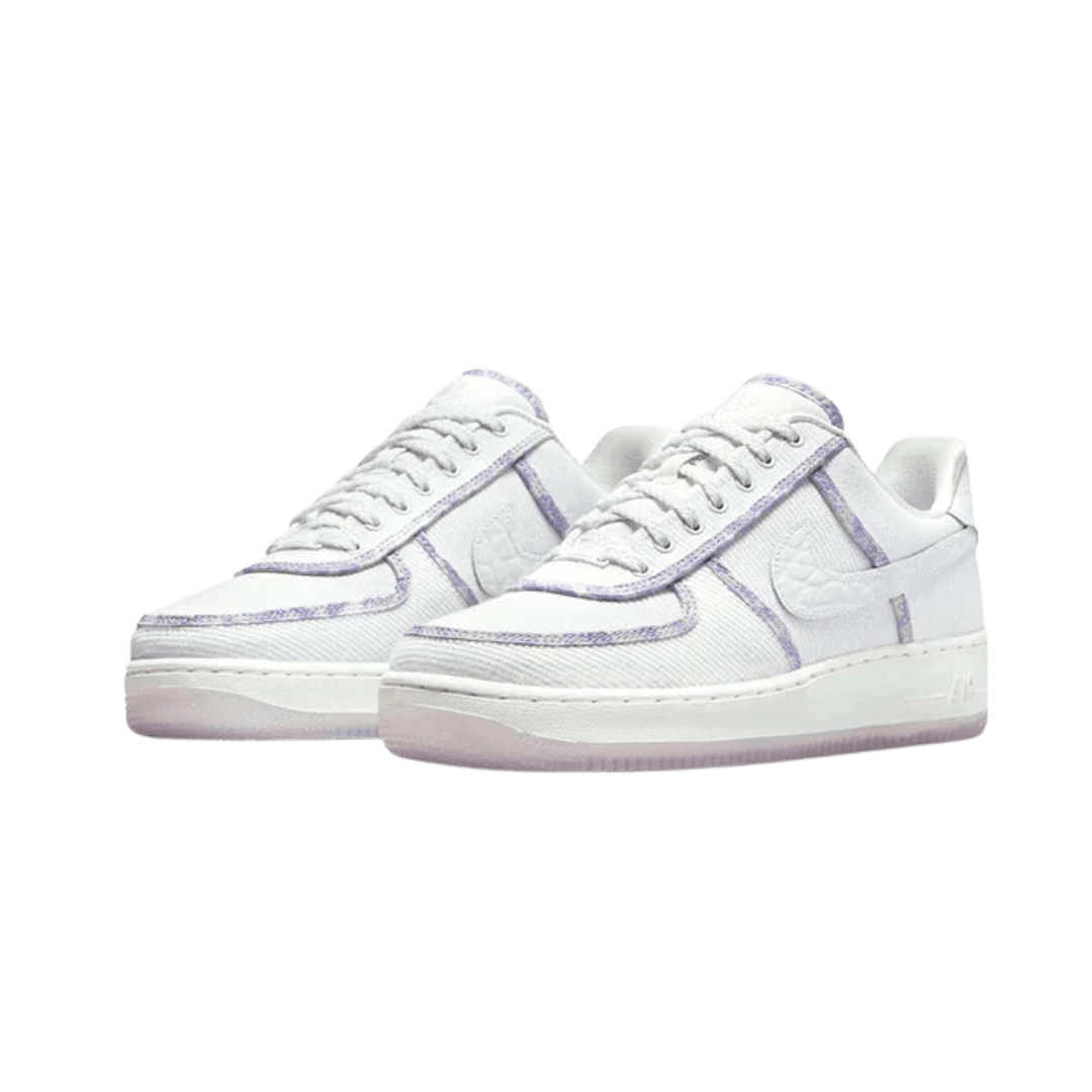 Witte Nike Air Force 1 Low Lavender sneakers op groene achtergrond