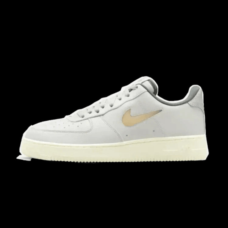 Witte Nike Air Force 1 Low sneakers met lichtbeige accent