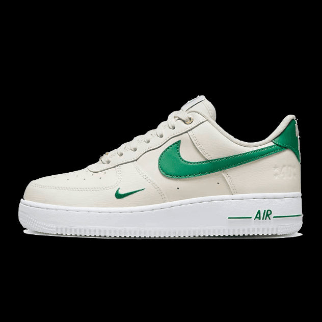 Witte Nike Air Force 1 Low Malachite sneakers met groene accenten op een effen groene achtergrond.