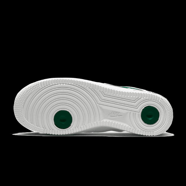 Nike Air Force 1 Low Malachite - Sneakers met wit lederen bovenwerk en groene details op de schoen.