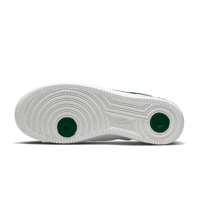 Nike Air Force 1 Low Malachite - Sneakers met wit lederen bovenwerk en groene details op de schoen.