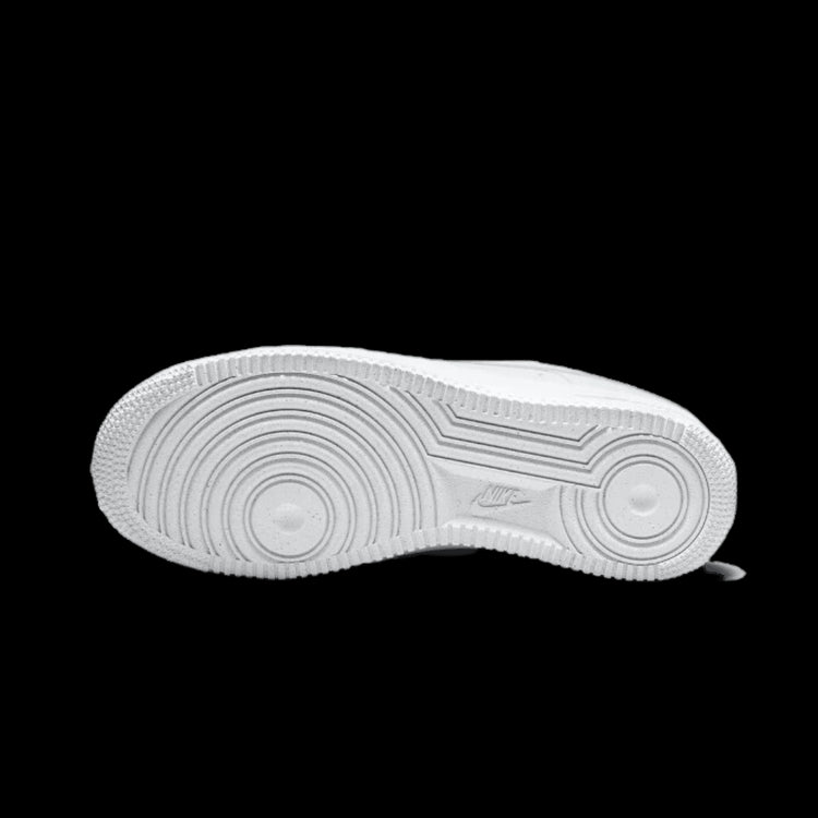 Witte Nike Air Force 1 Low Next Nature sneakers met lichte koraalaccenten op de Vibram-zool