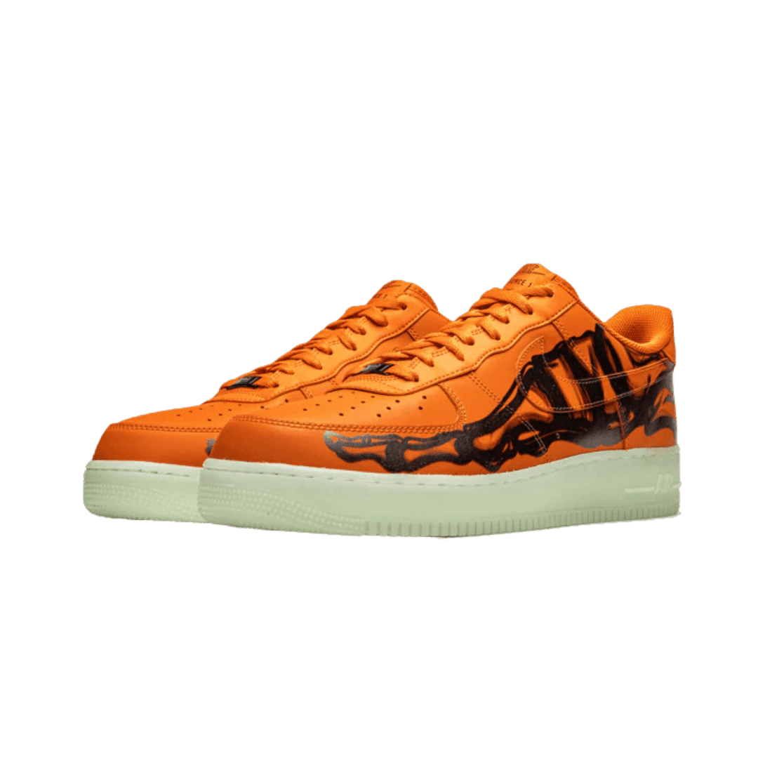 Oranje Nike Air Force 1 Low sneakers met skelet-afdrukken, perfect voor Halloween