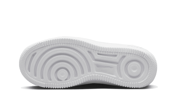 De witte zool van Nike Air Force 1 Low PLT-AF-ORM Bling sneakers met ingewikkeld patroon.