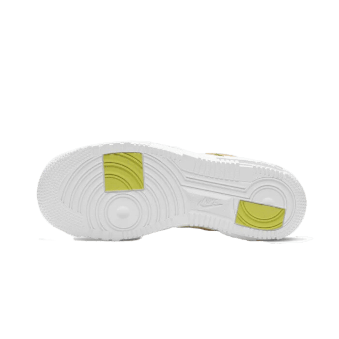 Nike Air Force 1 Low Pixel Sail Tan sneakers met stijlvol pixelmotief op de zool.