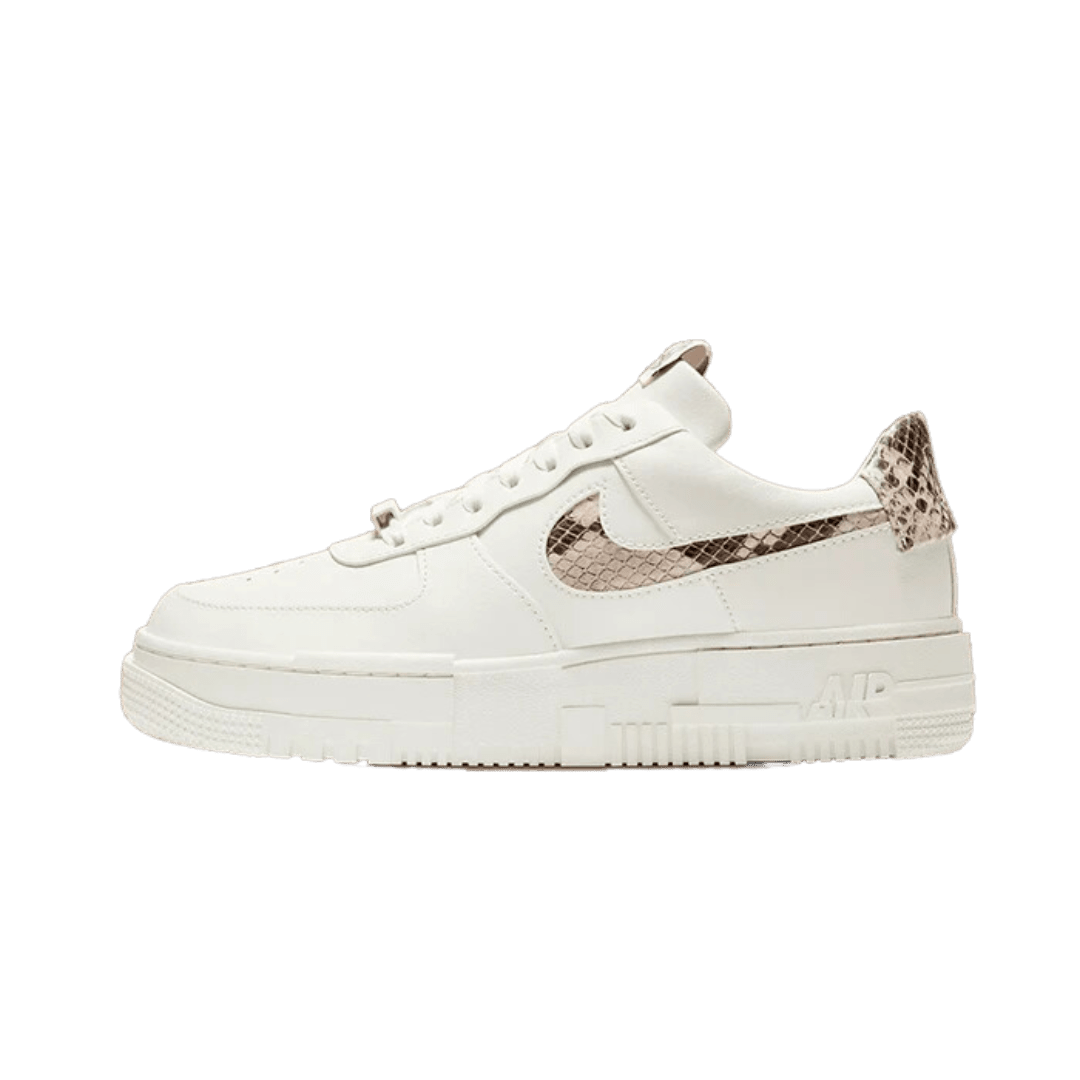 Witte Nike Air Force 1 Low Pixel Snakeskin sneakers met slangenprint details