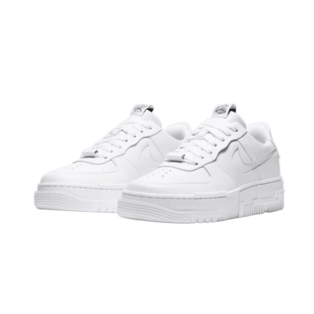 Witte Nike Air Force 1 Low Pixel sneakers op een effen achtergrond