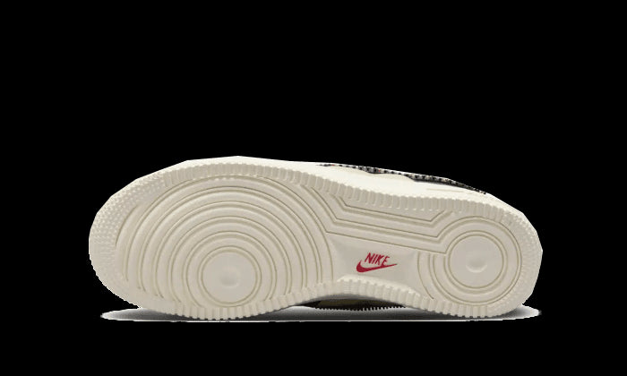 Nike Air Force 1 Low Premium Goods The Sophia sneakers op een egale groene ondergrond