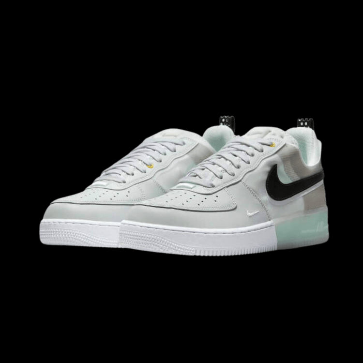 Witte Nike Air Force 1 Low React Mint Foam sneakers op een groene achtergrond