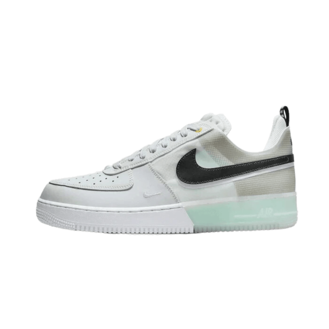 Witte Nike Air Force 1 Low React Mint Foam sneakers met zwarte accenten en een modern, minimalistisch design