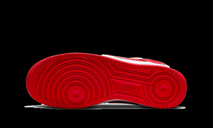 Rode Nike Air Force 1 Low Retro-sneakers sinds '82 op een effen groene achtergrond.